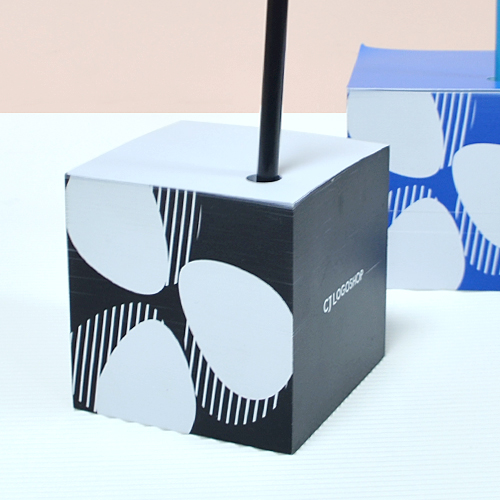 큐브형 점착메모지 큐브형 메모지(단색인쇄) 블랙 화이트 회사 로고 큐브형 포스트잇 (85*85mm) 800매_CJ로고샵 상품 사진